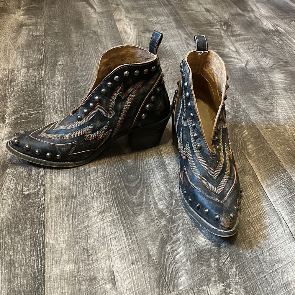 Circle G by Corral black studded pointed toe cowboy booties